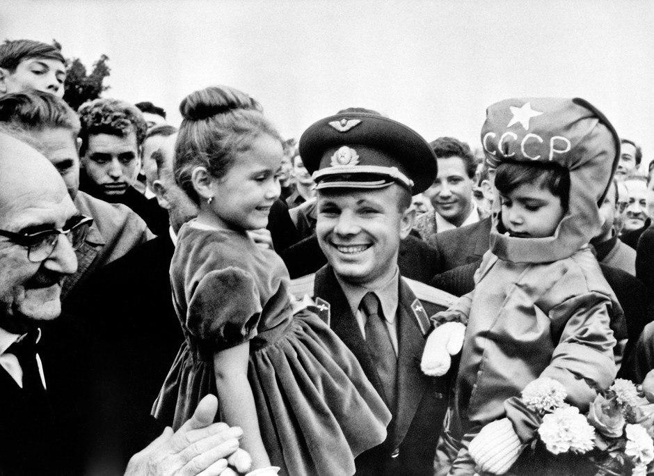 苏联民众庆祝加加林归来，图源：Soviet Postcards