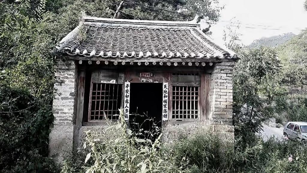 后来,随着国家的不断发展,这个传统习俗慢慢地被村民们摒弃,小破庙也