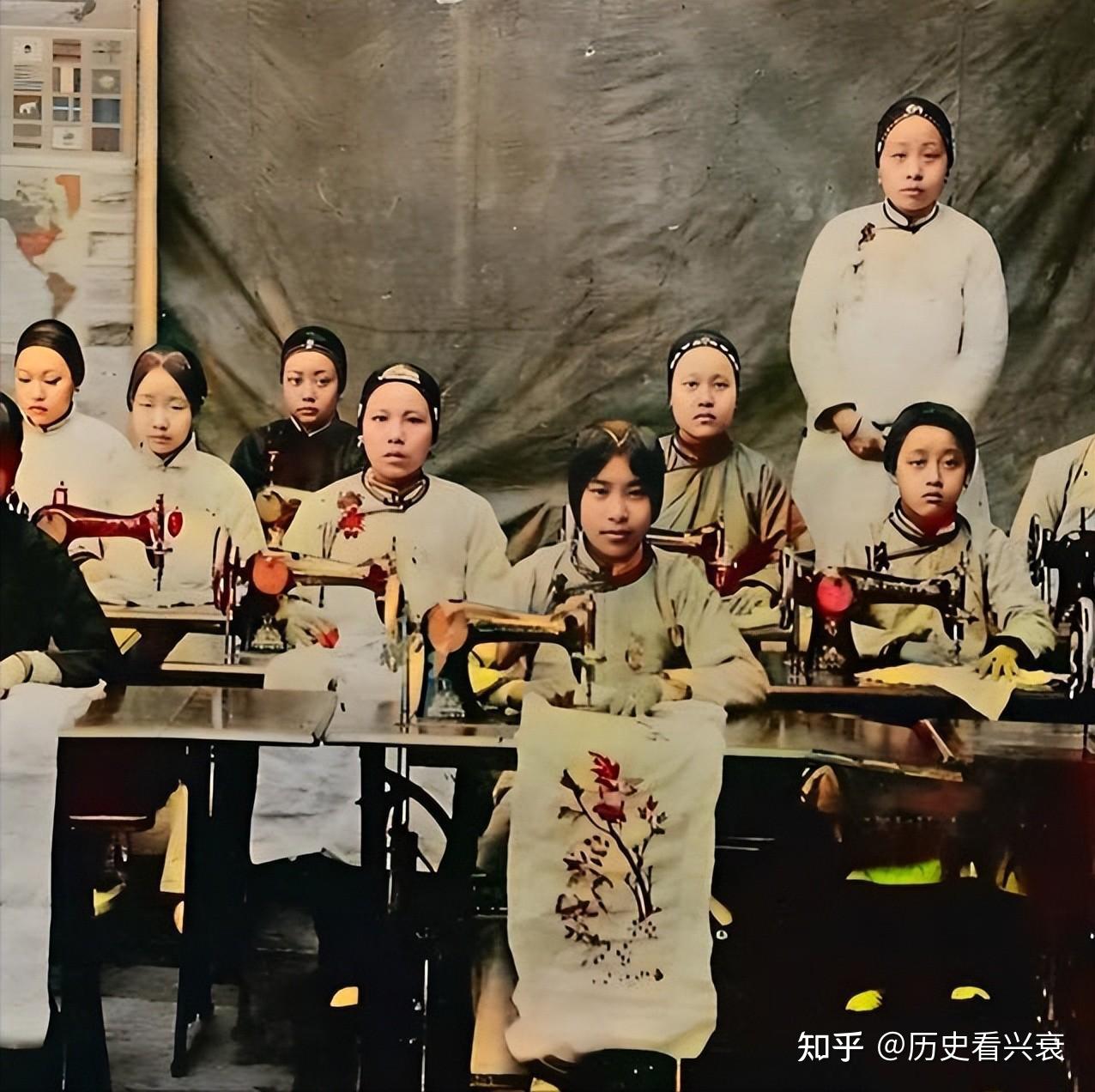 老照片清朝时期的女子在北京紫禁城进行阅兵仪式的八国联军