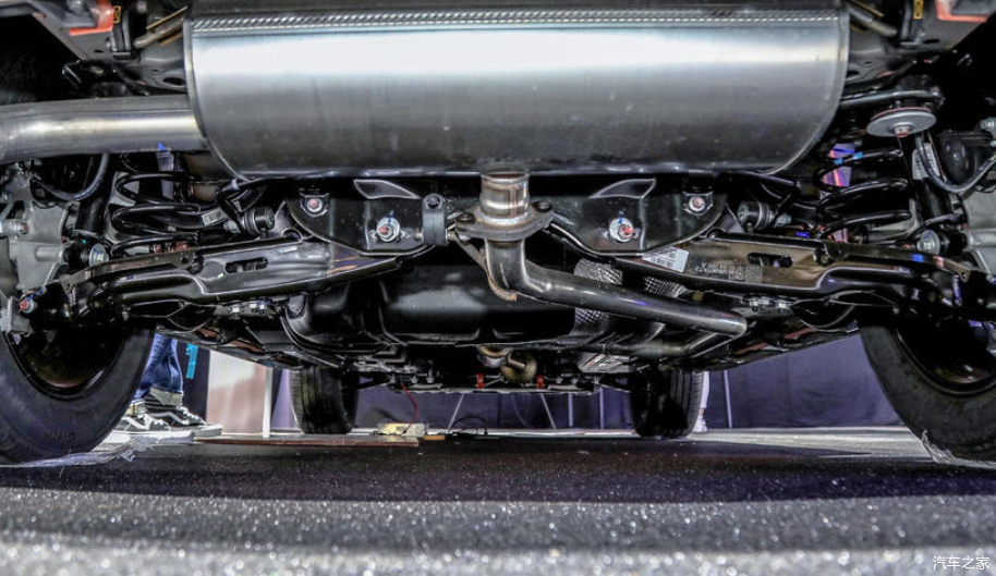 解析网红车哈弗大狗硬派外观坦克掉头越野透明底盘