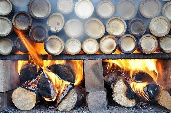 一般食用盐都是由岩盐和海盐加工制作而成的,而竹盐则是以优选井矿盐