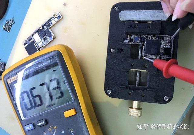 此故障是dz3300損壞造成的接電漏電28毫安,不充電故障.