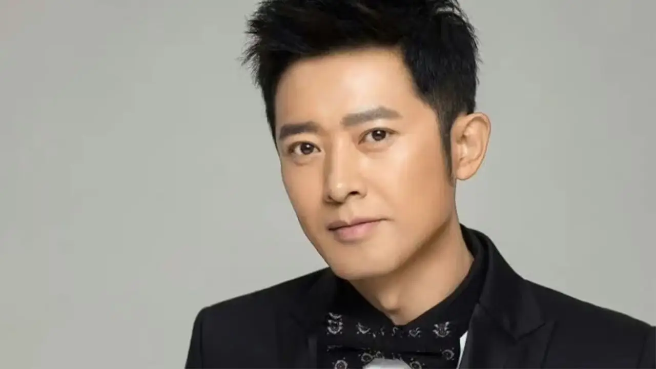 任泉在街头拥抱陌生人因网友说25岁没一个人真正抱过我