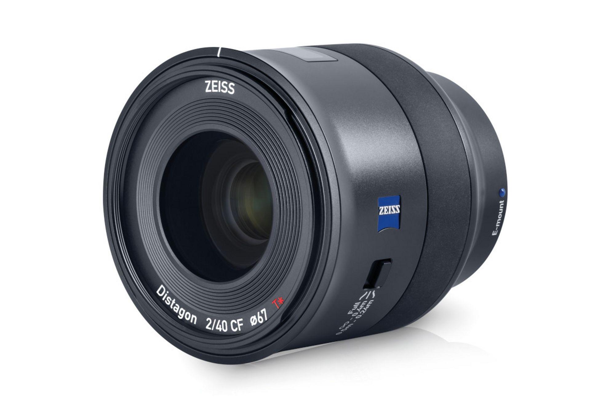 2/40 cf力求做到小巧,搭配索尼全画幅微单相机看起来体积也还算和谐