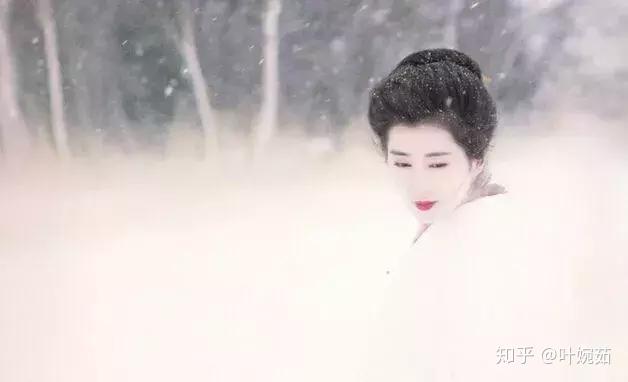 《雪国》中,驹子与叶子的关系是怎样的?驹子对叶子的在意源于什么?