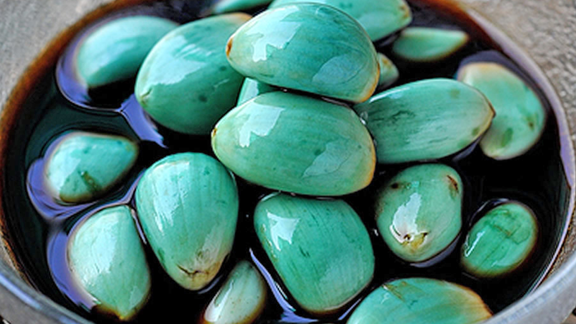 今天教大家腌制腊八蒜,俗称"绿蒜"