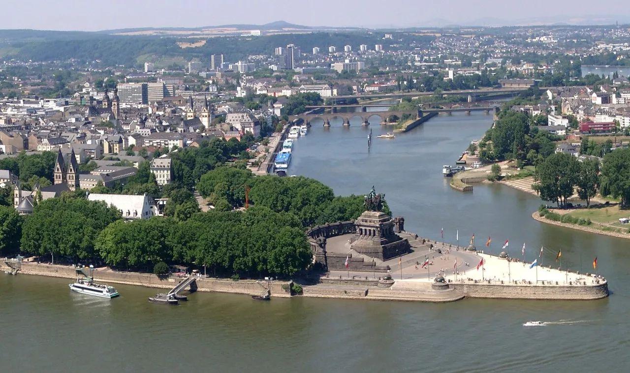 「德意志之角」,摩泽尔河汇入莱茵河之处作为结尾,附上飞白译奥索纽斯