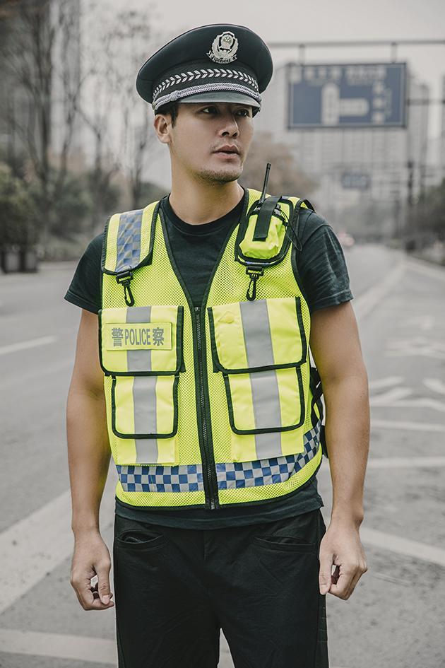 10秒救下1人危急时刻交警冲进死亡区反光执勤马甲成亮点