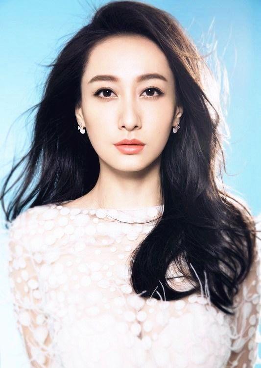 国民师姐董维嘉真敢穿穿露肩装秀蚂蚁腰34岁仍单身