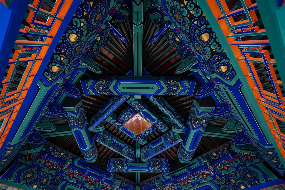 结构复杂,下方上圆,由三层木架交构组成一个向上隆起如井状的天花板