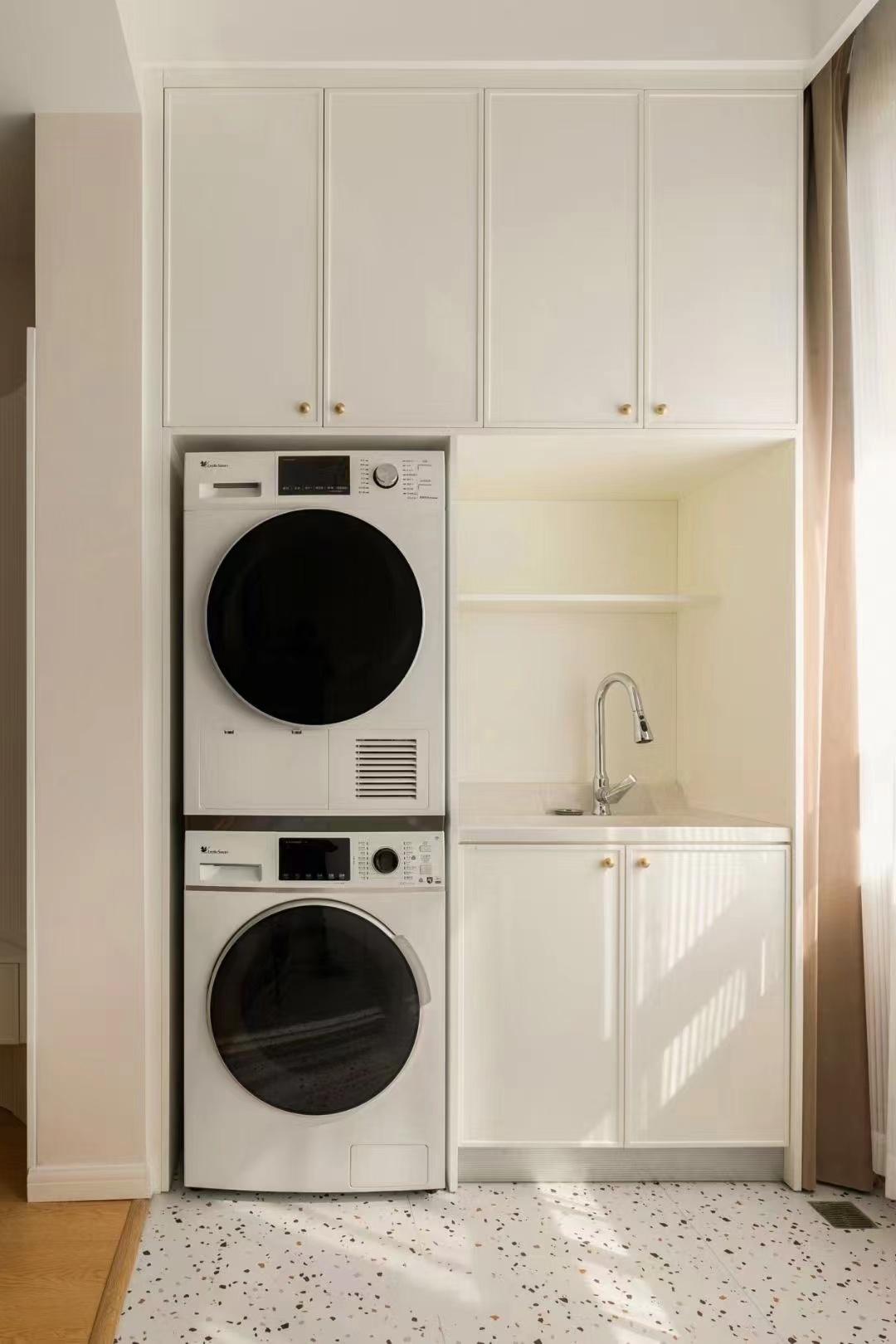 阳台一侧简约餐边柜设计简约大方,收纳性能发挥到了极致.