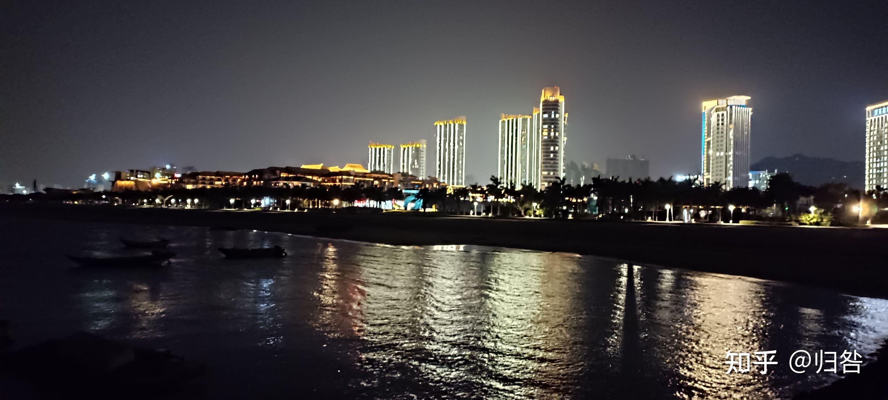 在天桥上自拍,带他坐了brt,一起去了同安,还去彩虹沙滩看了夜景,还一