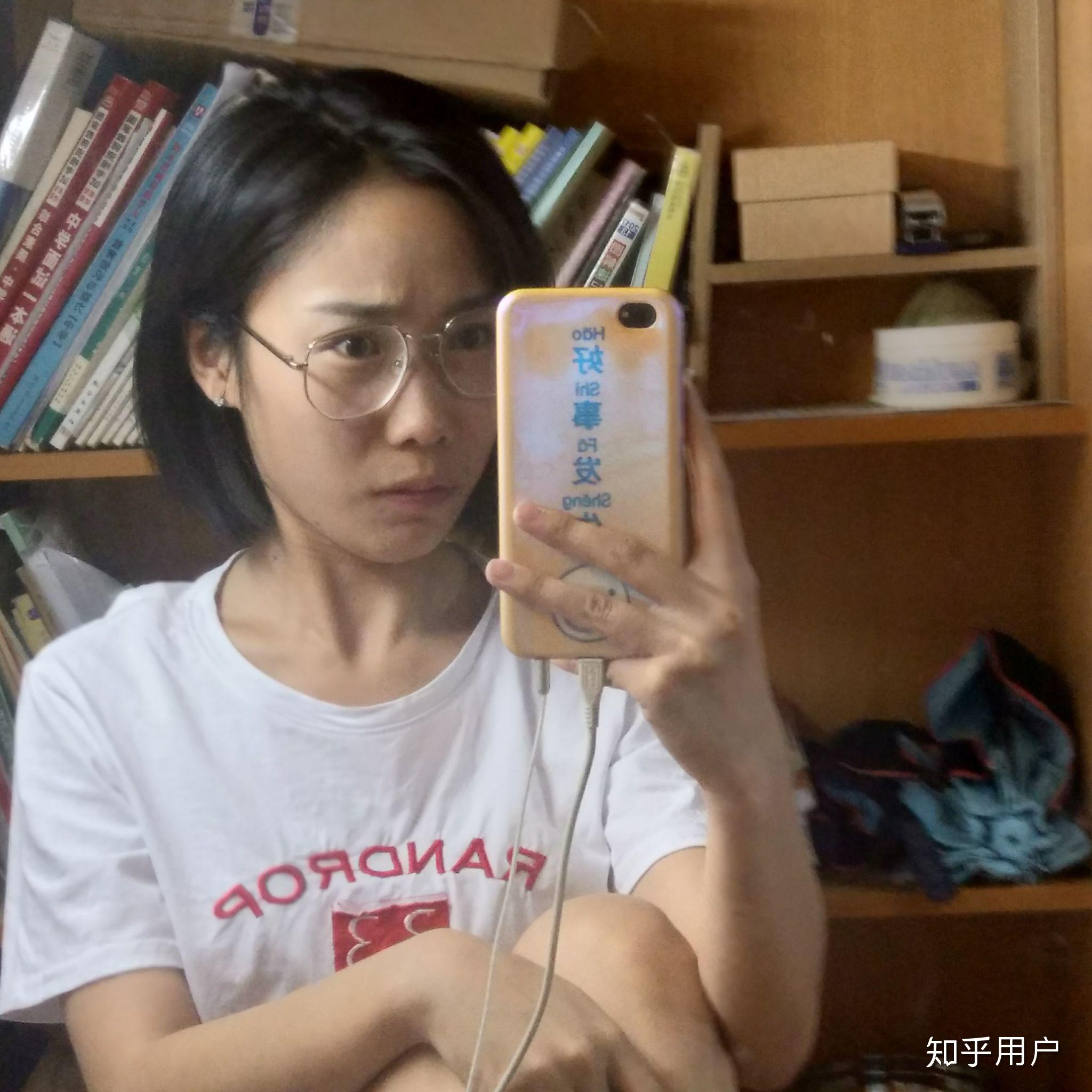 照片和镜子中的自己哪个更接近真实中的自己?