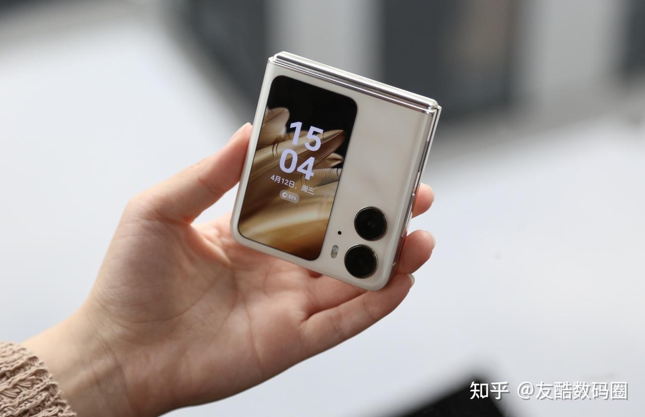 最后是小折叠oppo find n2 flip,这是oppo首款小折叠手机,也是上半年