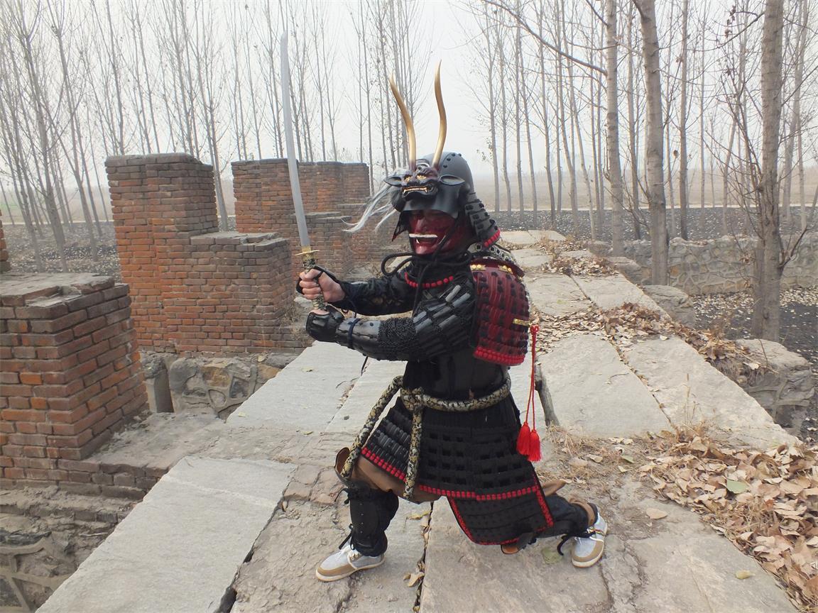 在明孝陵穿日本军装的是不是在拿名誉裂痕开玩