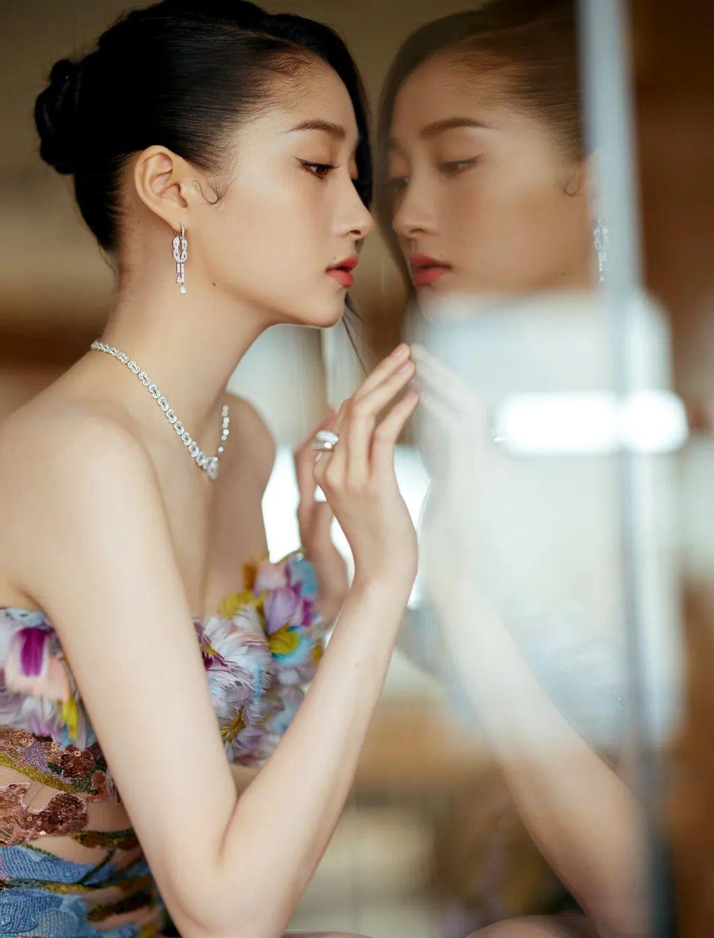 关晓彤,裸肩长裙,优雅大方 - 知乎