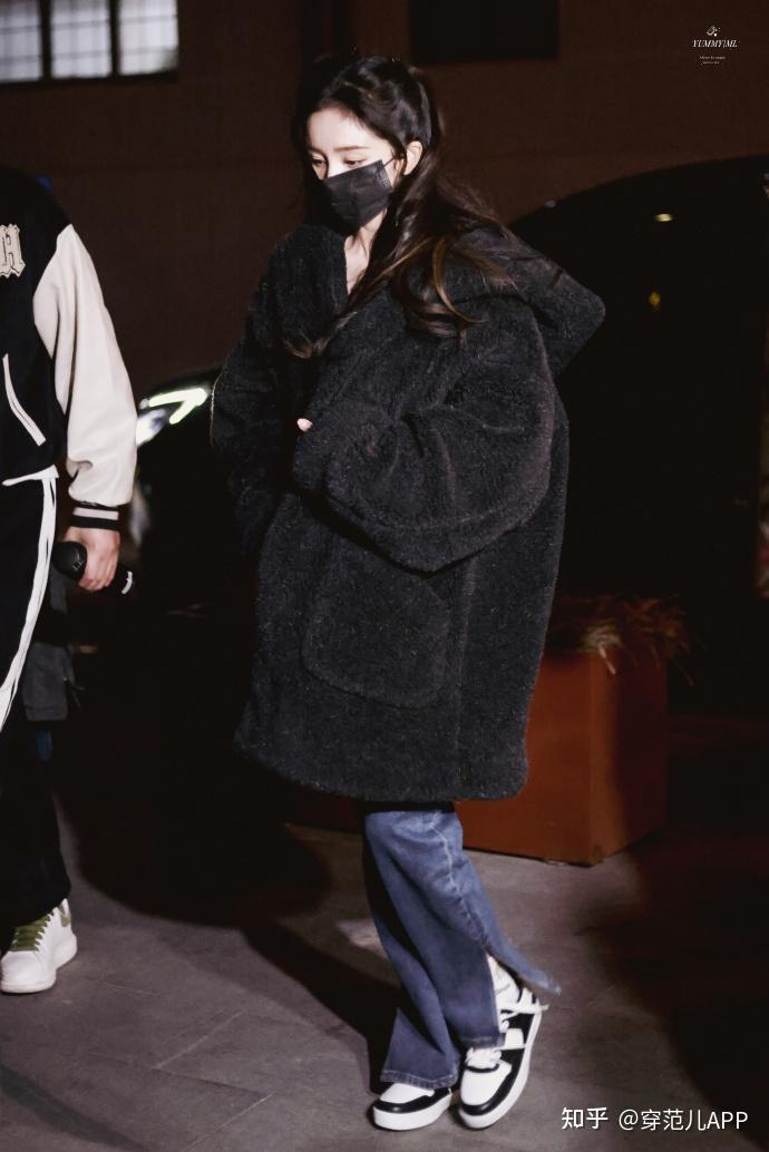 杨幂经常穿两双celine熊猫鞋低帮高帮都有