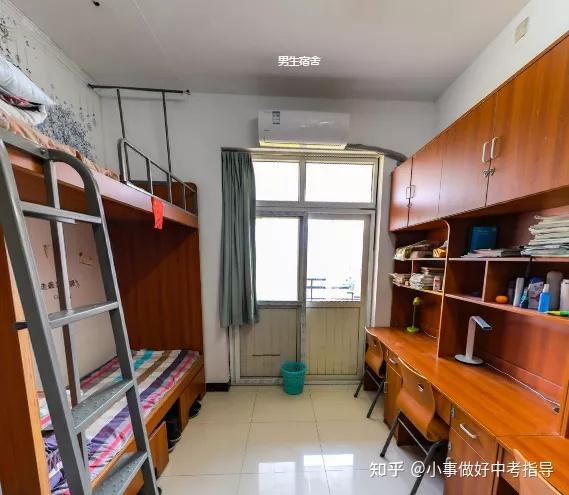 宿舍内部2,食堂情况学生食堂分为两层,提供早,中,晚三餐,分为正常饮食