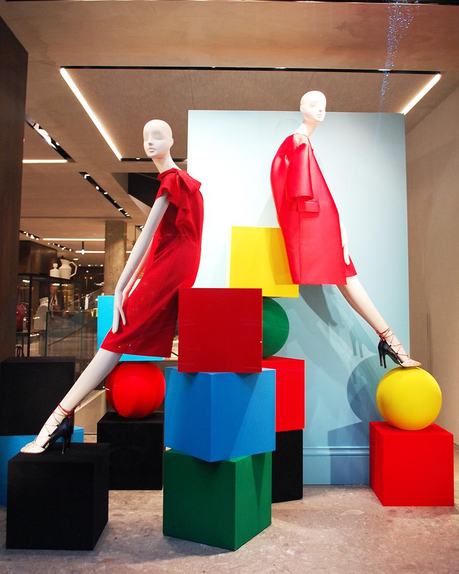 红-蓝等),或者是黑-白对比搭配等……强烈的色差使橱窗的视觉效果饱满