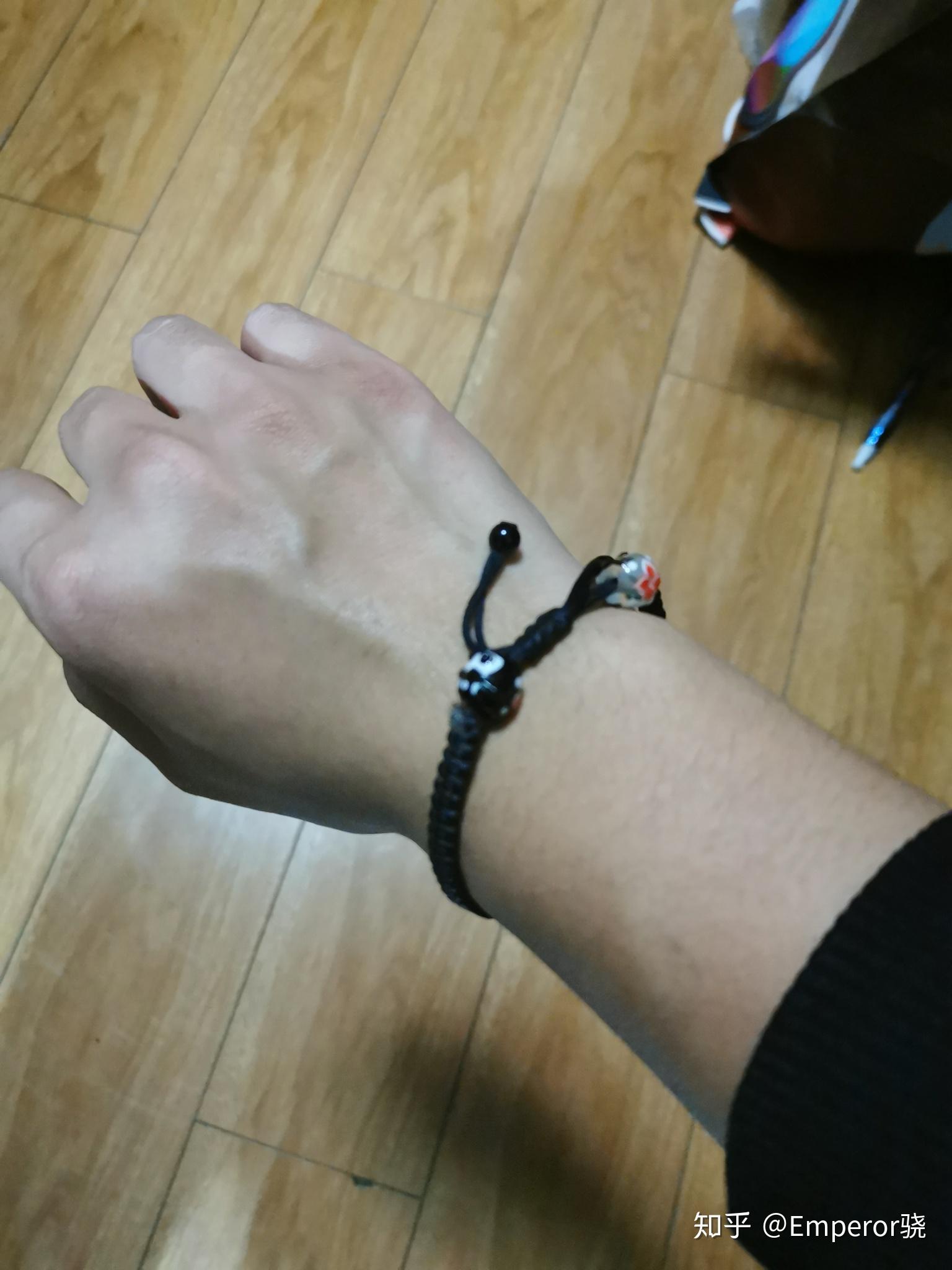 男生手上戴了皮筋是什么意思