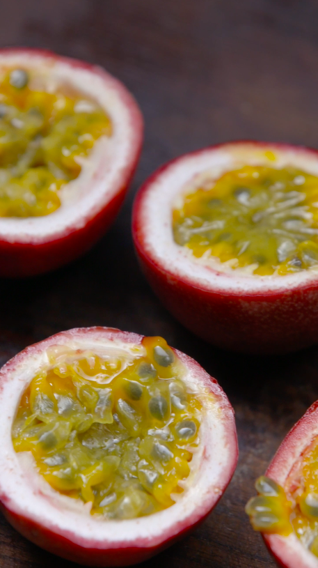 百香果,糖,少量老抽;3,加水或者高汤,勾薄芡,大火收汁,出锅撒白芝麻