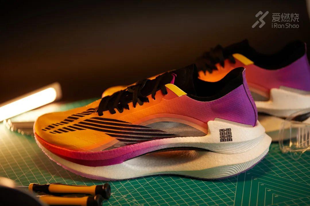 李宁绝影开箱为你亲手做一个足弓一场减震跑鞋的颠覆
