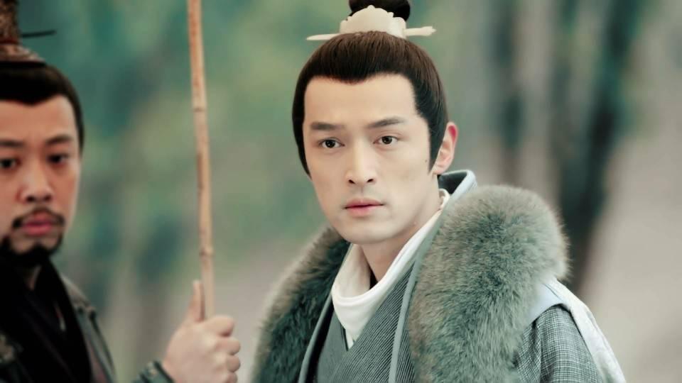 首先,成年男子要束发戴冠,所以中间谢顶一般来说是不明显的.