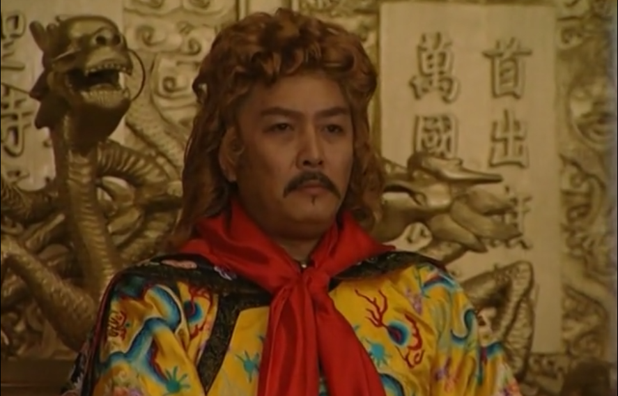 雍正王朝中雍正帝为什么要系着红领巾戴着假发找洋人画像呢