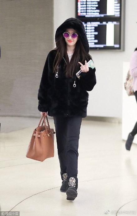 刘亦菲机场穿搭不好看?给我来一打,包包都是爱马仕,根本看不够