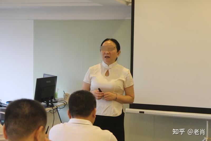 武玉杰,自称四川高官儿媳,世界冠军母亲,机械工程师,做过多家央企国企