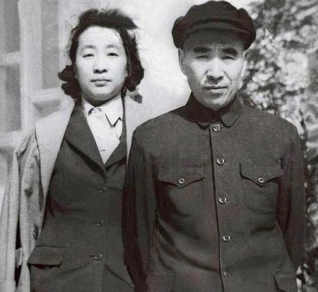 使用済み中国　毛主席と林彪 林彪不愿挂帅出兵朝鲜，遭到周总理严肃批评，毛主席：他胆量不足