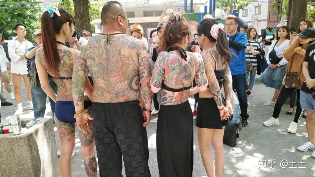 可能平时不给露纹身压抑的太久了,请你们克制一下激动的情绪,真的不是