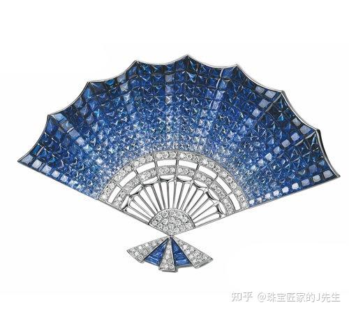 当时,珠宝商langlois先生与梵克雅宝一同发明了隐秘式镶嵌工艺.