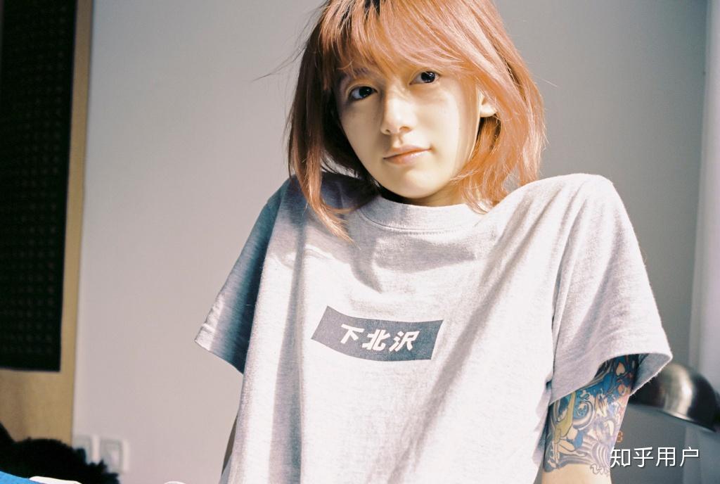 想知道你们是怎么看待女生纹身抽烟的