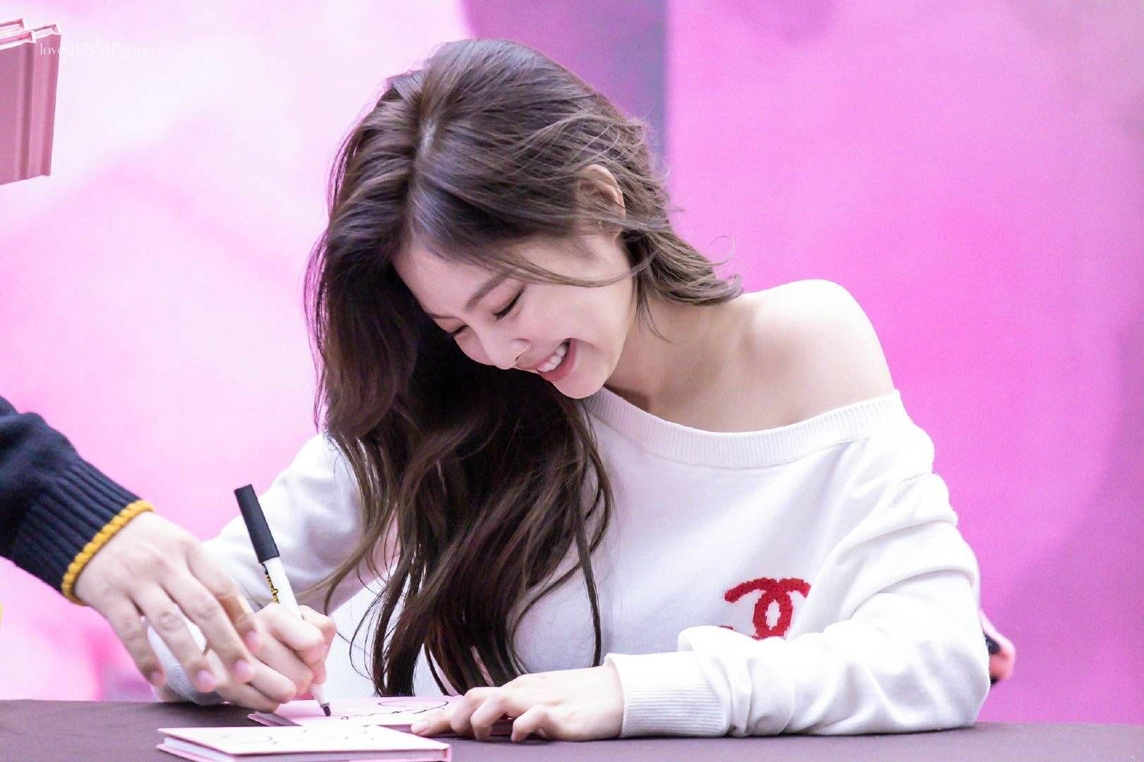 大家有可以用作电脑壁纸的jennie的美图吗