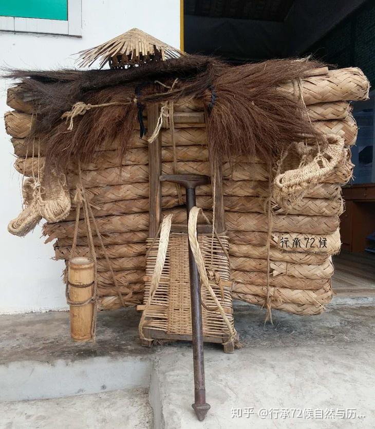 背架子,图片由行承72候提供背夫们将领到手的茶包层叠摞好,捆扎成一排