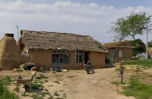 满族的传统建筑变迁大致经历过两个阶段:一个阶段是穴居,一个阶段是室