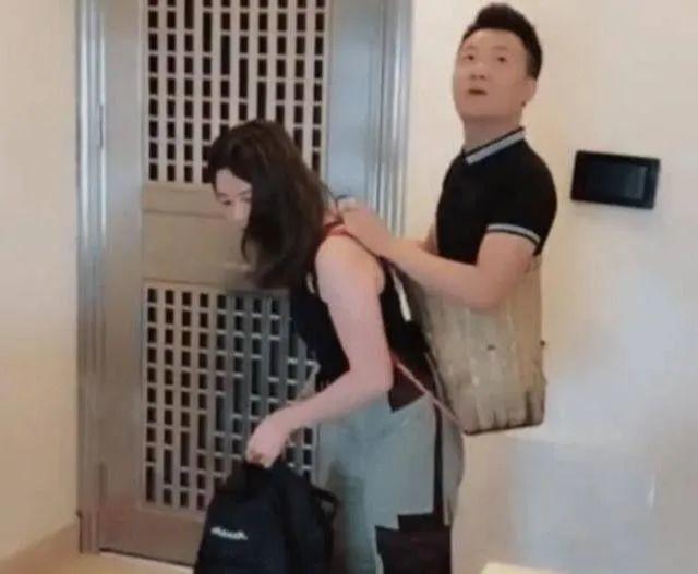 成都连体夫妻终分手走红后名利双收无腿丈夫抛弃断臂妻子