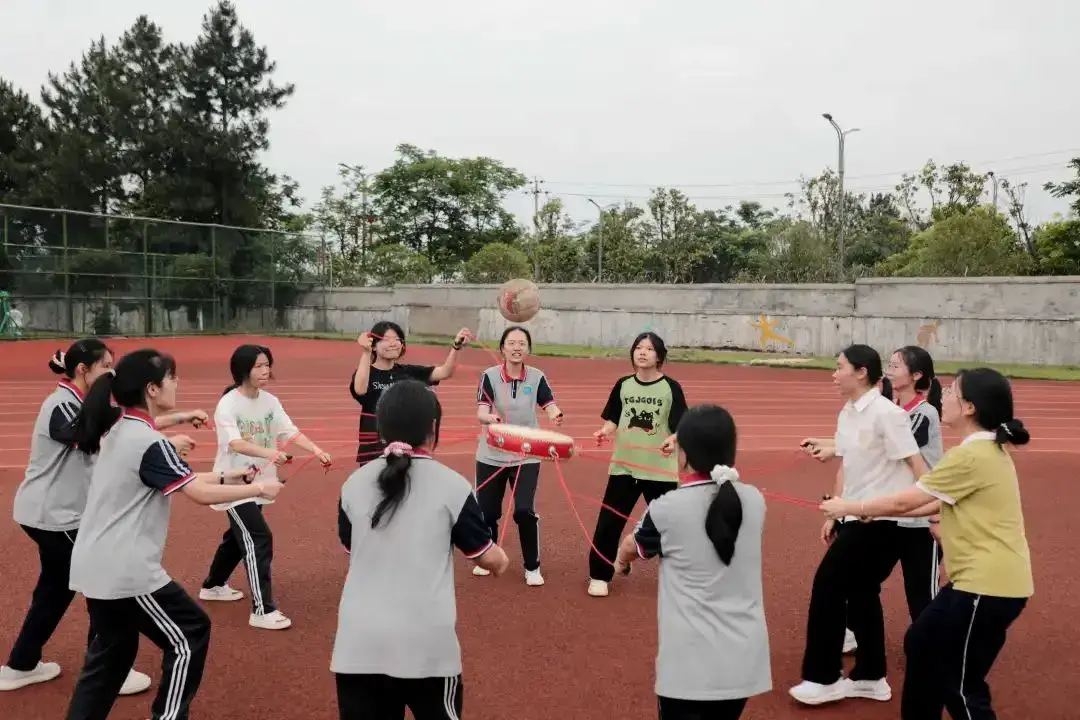 吉安市峡江中学组织高三学生开展集体减压活动,帮助学生释放紧张情绪