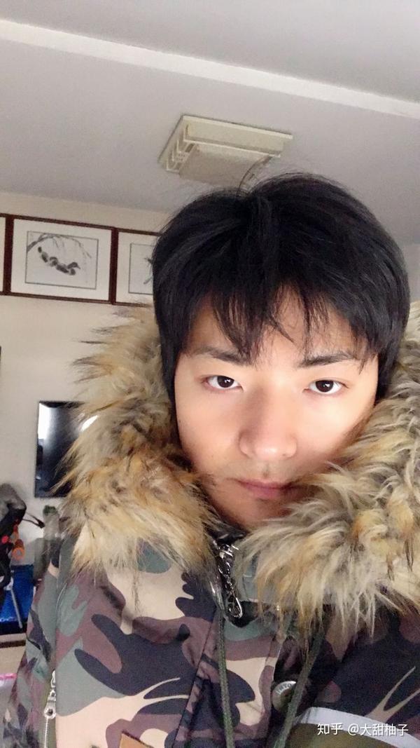 啊啊啊啊啊! 我!超级超级吃他的颜! 下面的图就是他的直男自拍啦