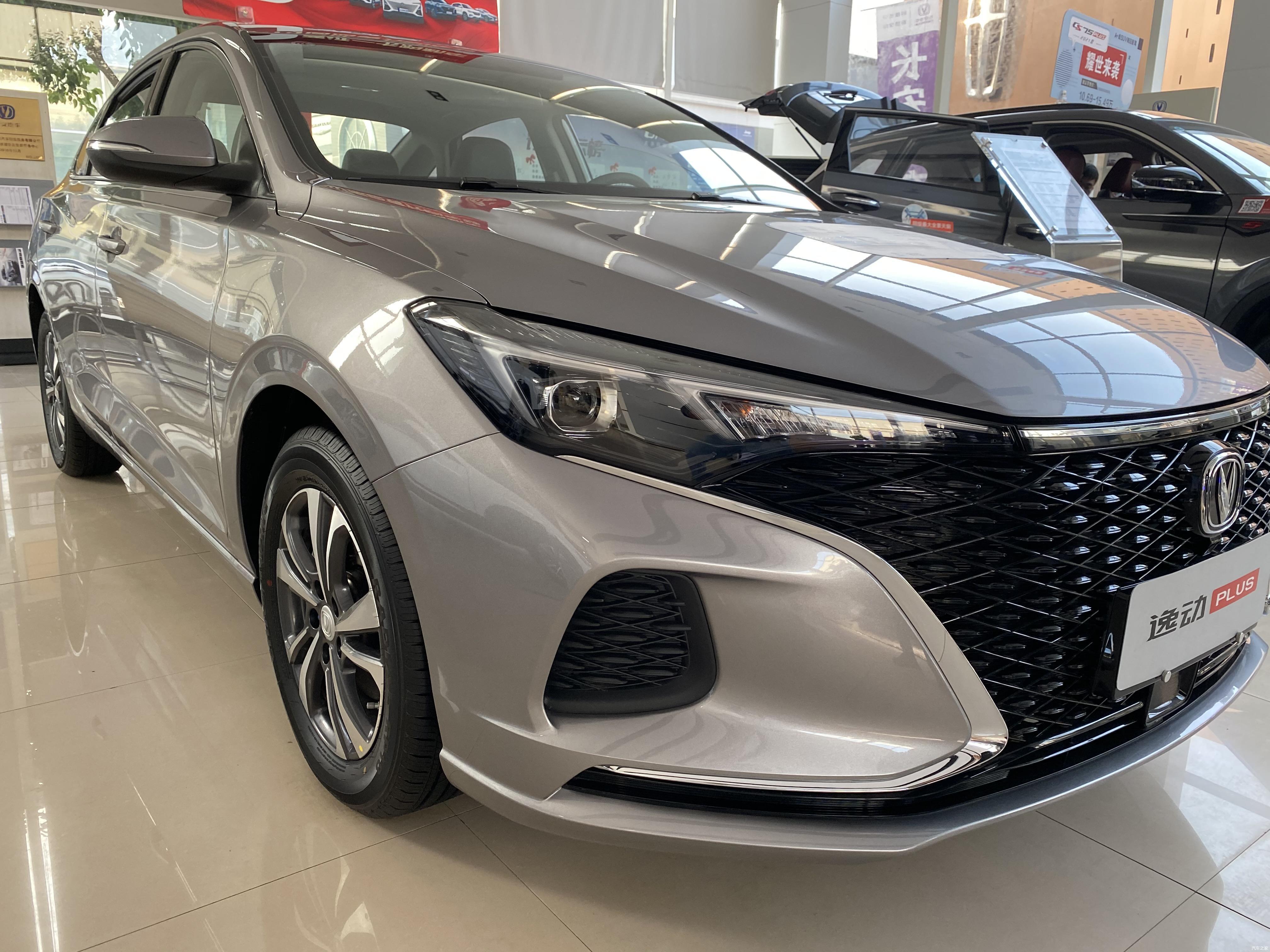 长安逸动plus的外观方面,采用了家族式全新的设计语言,前脸夸张的进气