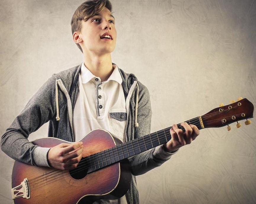 一个会弹吉他的人是非常有气质的