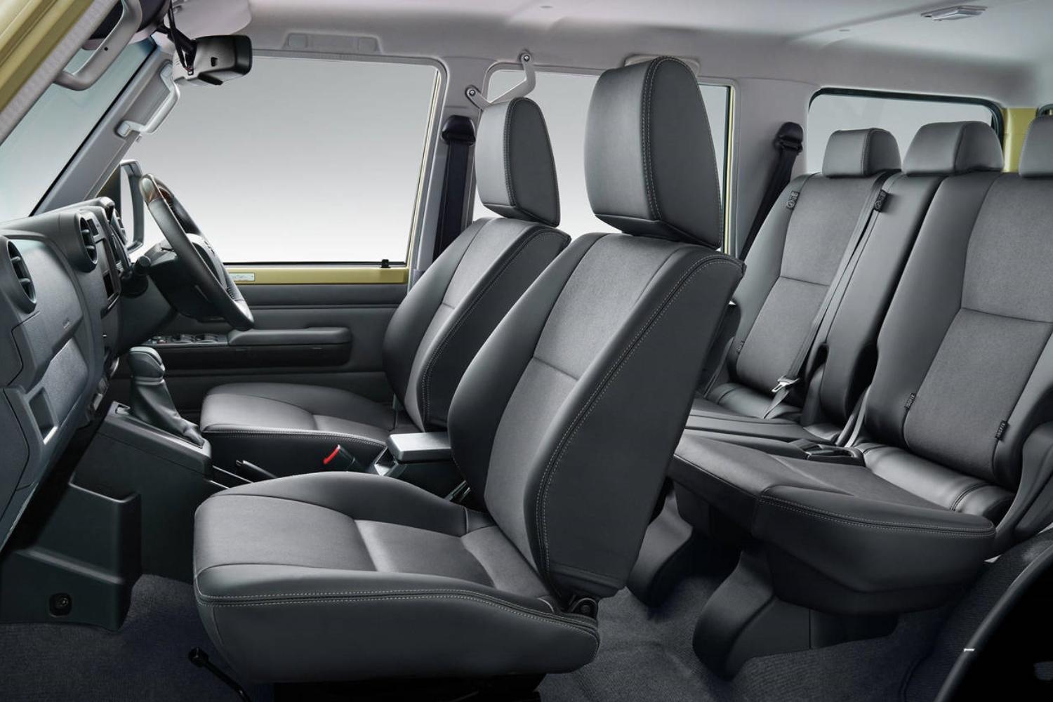 新款丰田lc70来了最大的看点就是复简古陋到底