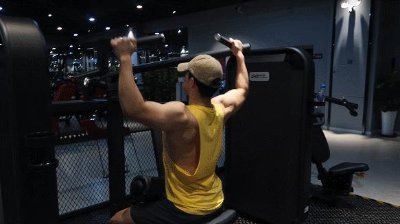 器械高位下拉的3种常见错误 2个技巧,准确找到背部发力