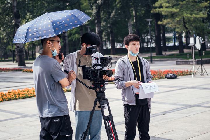 短视频制作接单西安 西安小伙自制“拍拍卡” 串联起身边的善意