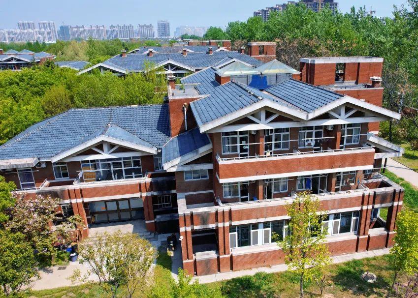 与潍坊一中共享硬件设施,教室教学设施先进,宿舍环境也非常舒适