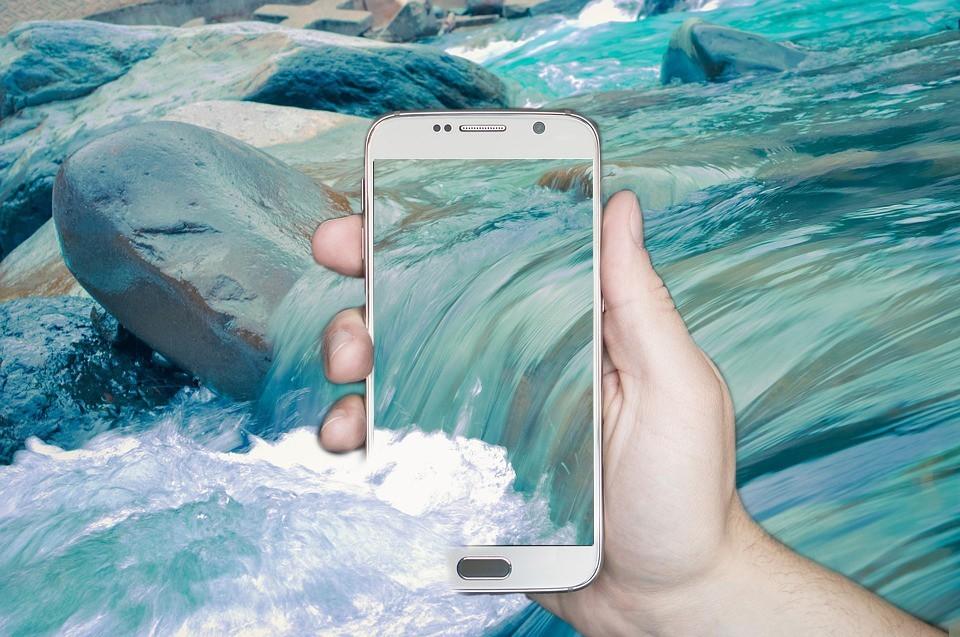 手机和瀑布的ps创意合成