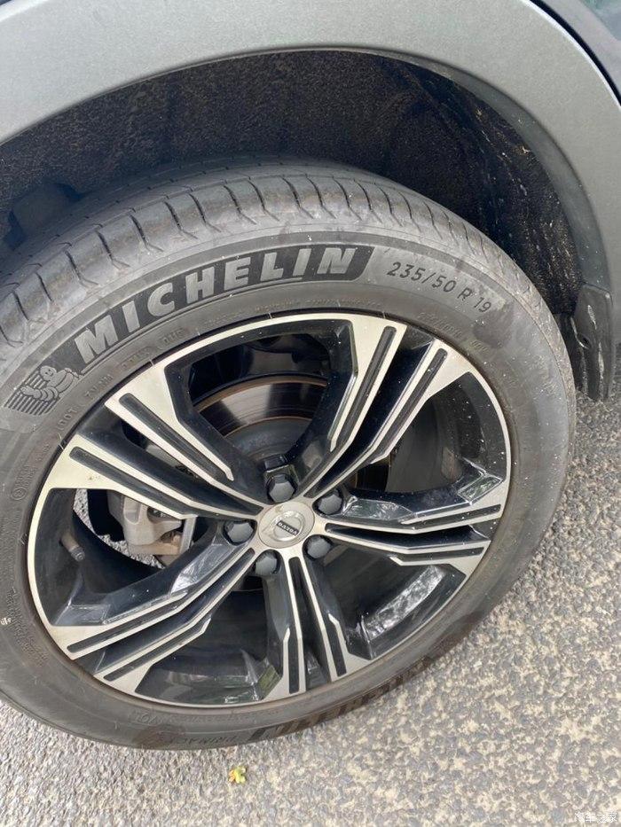 沃尔沃一键救援非常适合发生事故的时候使用原装米其林轮胎驾驶模式