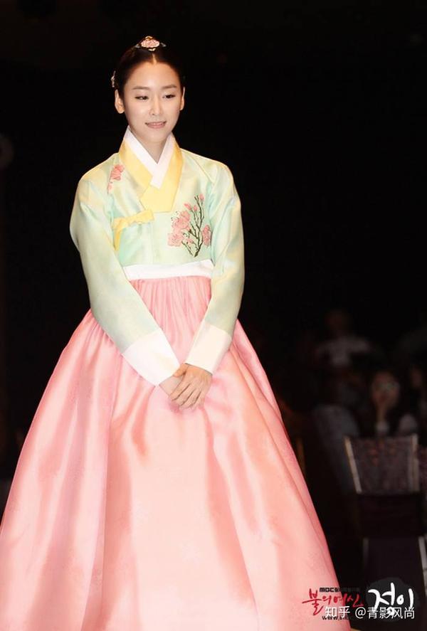 图为朝鲜族传统服饰