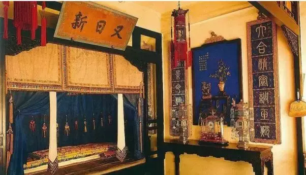 乾隆的卧室只有十平米放得下床头柜吗